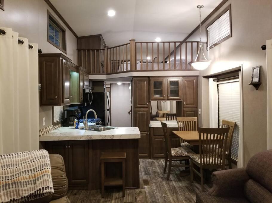 פניקס סיטי Tiny Home With Hammock Loft Bbq And Yard מראה חיצוני תמונה
