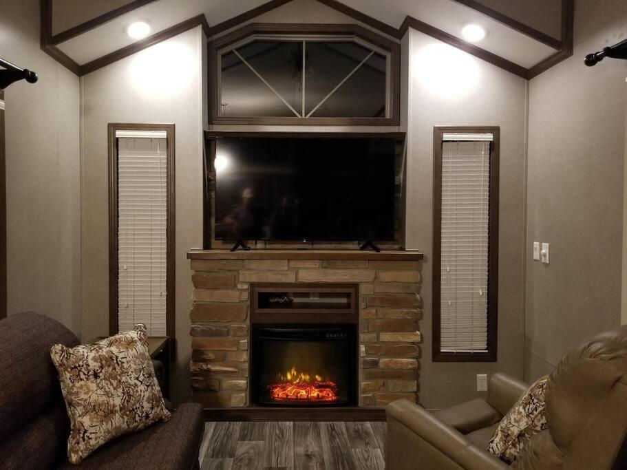 פניקס סיטי Tiny Home With Hammock Loft Bbq And Yard מראה חיצוני תמונה