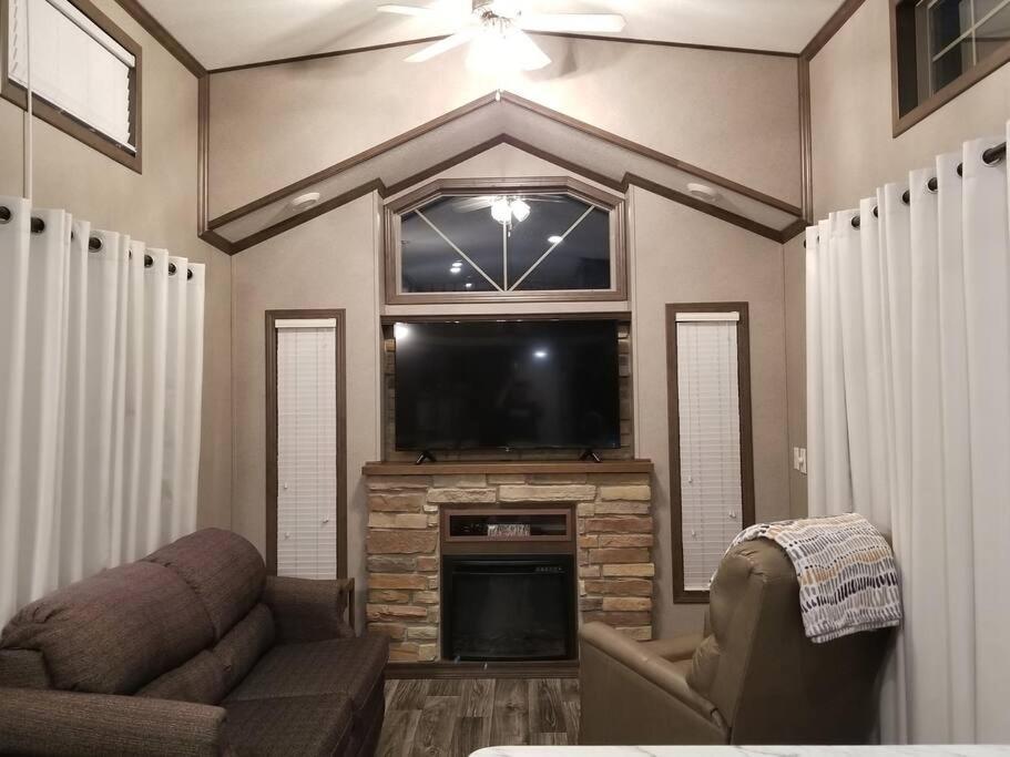 פניקס סיטי Tiny Home With Hammock Loft Bbq And Yard מראה חיצוני תמונה